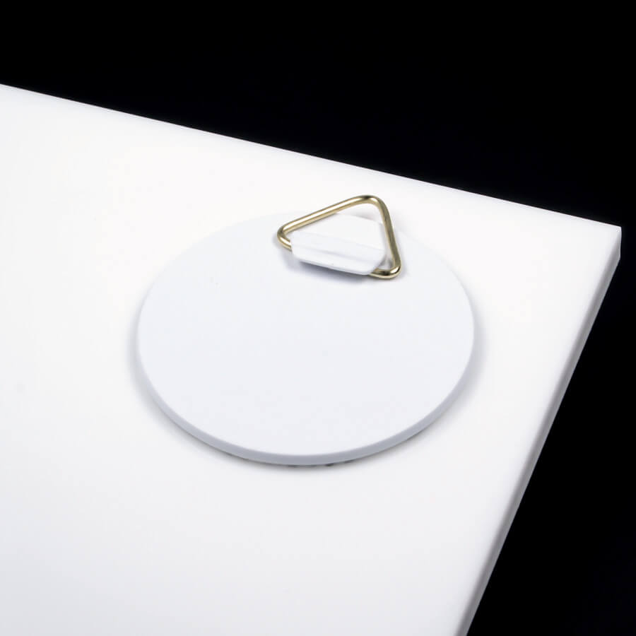 Bildaufhänger Ø60mm selbstklebend montiert an heller Platte