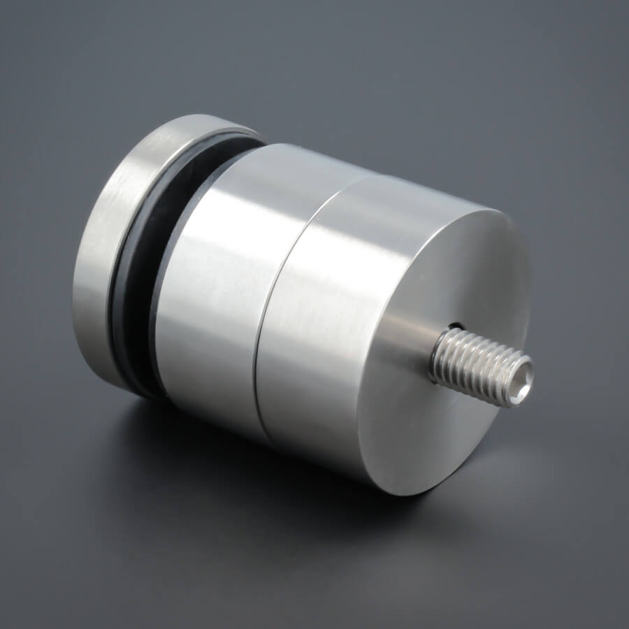 Gewindestift Edelstahl V2A Anwendungsbeispiel mit einer Hülse auf dem Boden auf dunklem Untergrund