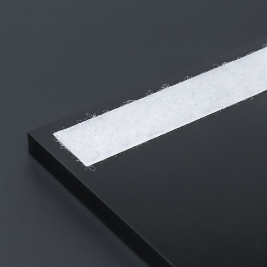 Klettband Flausch 20mm selbstklebend montiert auf dunkler Platte