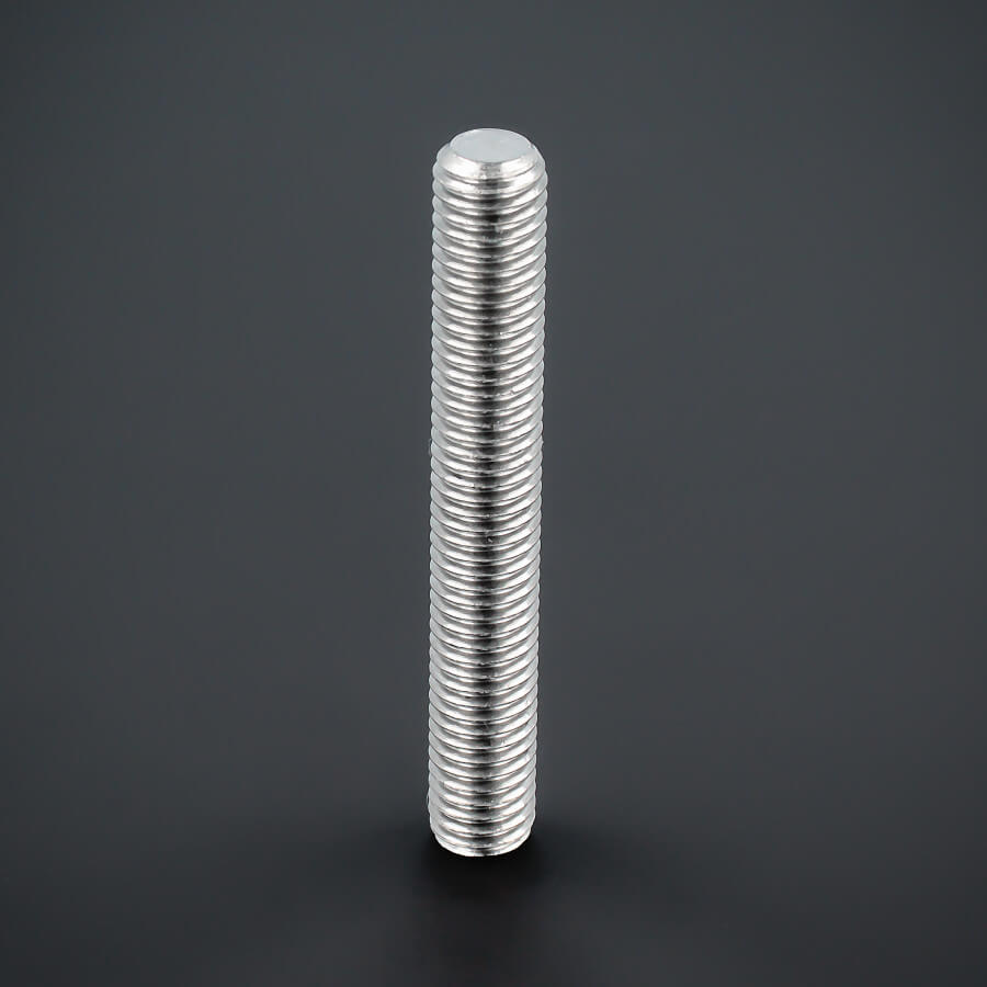 Gewindestift Edelstahl V2A stehend auf dunklem Untergrund