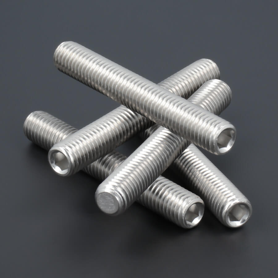 Gewindestift Edelstahl V2A größere Stückzahl auf einem Haufen auf dunklem Hintergrund