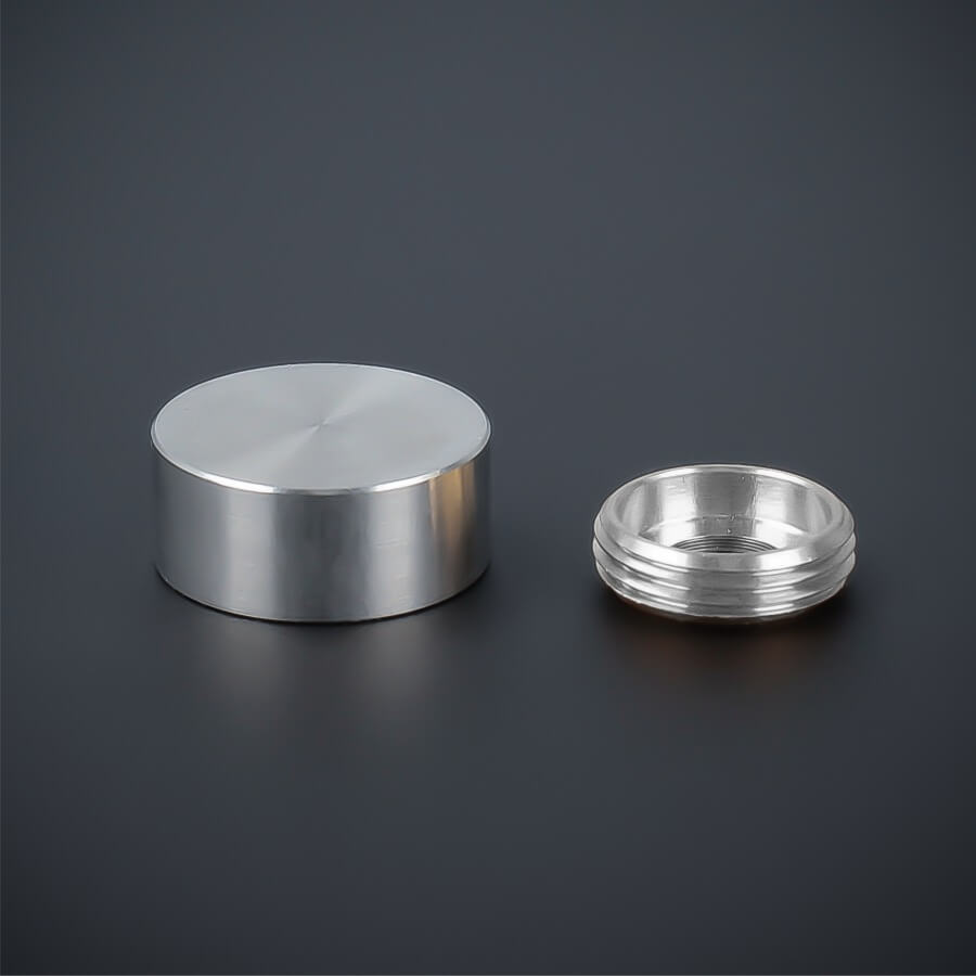 Zierkappe Edelstahl 18mm flach liegend mit Gewindering auf dunklem Untergrund