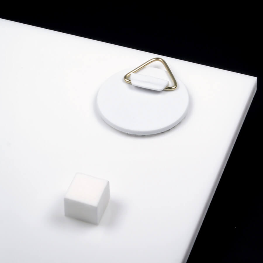 Bild-Haken-Aufhänger Ø 40 mm selbstklebend mit Puffer montiert auf weißer Rückseite