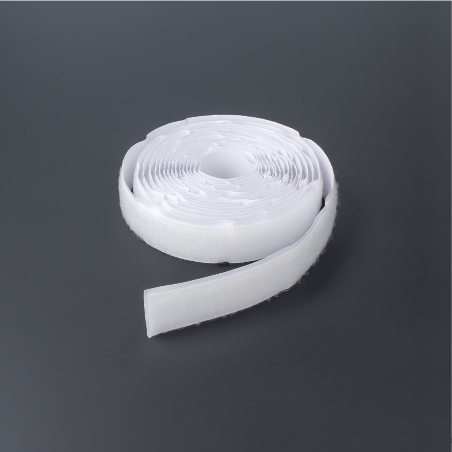 Klettband Flausch 20mm selbstklebend auf dunklem Untergrund