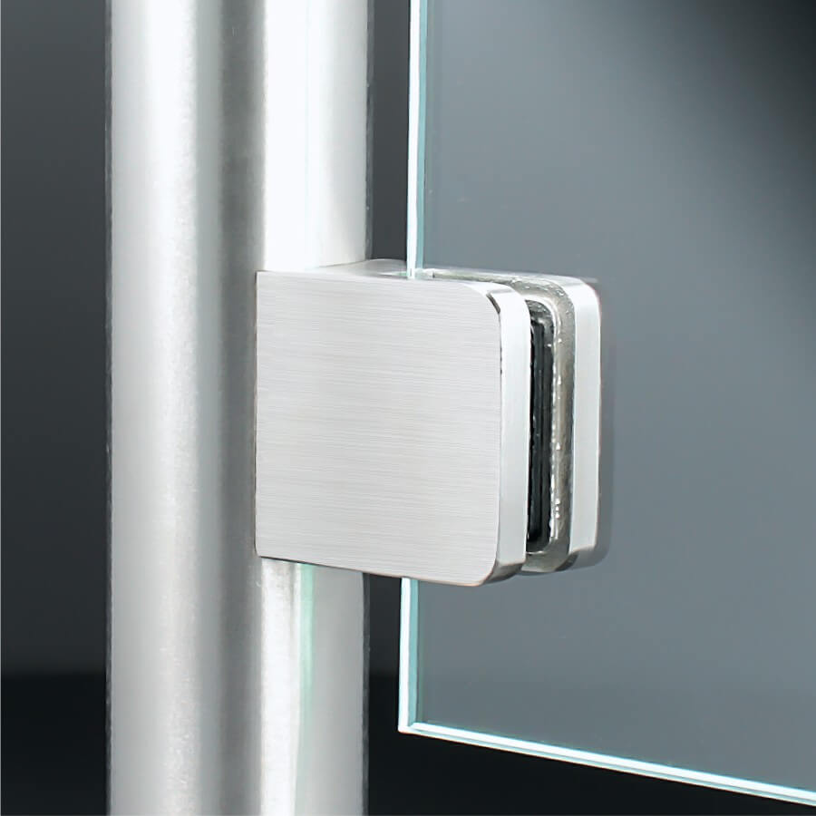 Edelstahlhalter V2A für Rundrohr Ø 42,4 montiert an Pfosten mit dunklem Hintergrund