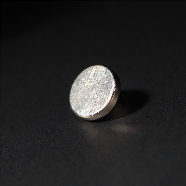 Scheiben-Magnet Neodym N35 Ø 10 mm auf dunklem Untergrund