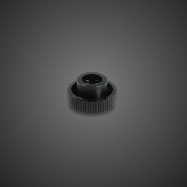Kleine Rändelmutter Ø12 mm Gewinde M4 Schraube für Saugnäpfe | schwarz liegend auf dunklem Untergrund