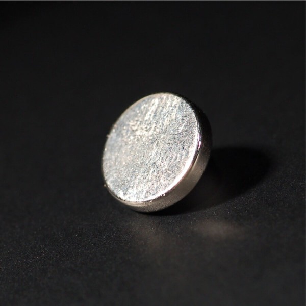 Scheiben-Magnete Neodym N42 Ø15 mm auf dunklem Untergrund