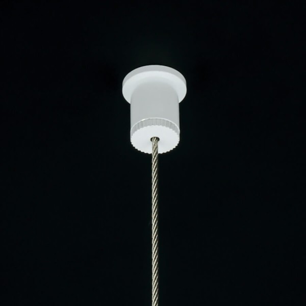 Seil Deckenbefestigung Seilabhänger für Kugelseil 1,5-2 mm | weiß montiert an Schwarzer Decke mit herabhängendem Kugelseil 