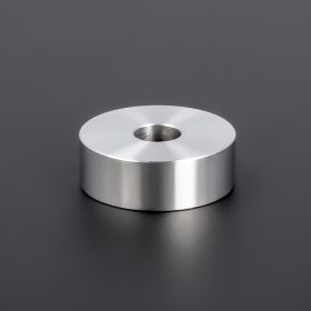 Distanzscheibe M8 | M10 Distanzstück Edelstahl Ø30x10mm liegend auf dunklem Untergrund