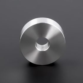 Distanzscheibe M8 | M10 Distanzstück Edelstahl Ø30x10mm stehend auf dunklem Untergrund