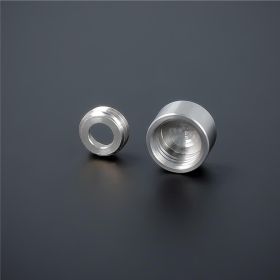 Zierkappe Edelstahl 10mm flach stehend mit Gewindering auf dunklem Untergrund