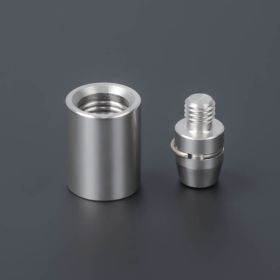 Buchstabenhalterung mit Klick-Technik stehend auf dunklem Untergrund