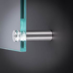 Edelstahlabstandhalter V2A montiert mit einer Scheibe an dunkler Wand