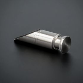 Tisch-Schildhalter für Platten mit Bohrung Edelstahl Ø 12 mm liegend auf dunklem Untergrund