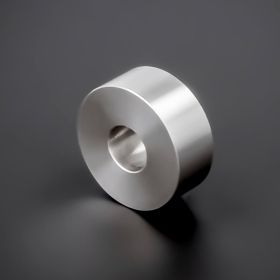 Distanzhülse M8 | M10 Distanzrohr Edelstahl Ø25mm stehend auf dunklem Untergrund