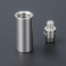 Buchstabenhalterung mit Klick-Technik stehend auf dunklem Untergrund