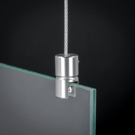 Plattenhalterung Edelstahl mit Seilbefestigung geklemmt an Glasscheibe vor schwarzen Hintergrund