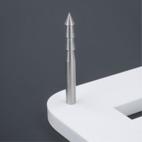 Edelstahlbolzen Buchstabenbefestigung montiert auf dunklem Untergrund