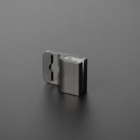 Kartenhalter Ausweishalter gedreht liegend auf dunklem Untergrund