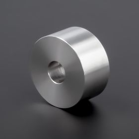 Distanzscheibe M8 | M10 | Distanzrolle Edelstahl Ø30x15m stehend gedreht auf dunklem Untergrund