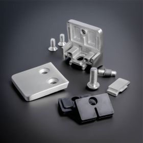 Glashalter Klemmhalter mit Sicherung 45x45mm Lieferumfang auf dunklem Untergrund