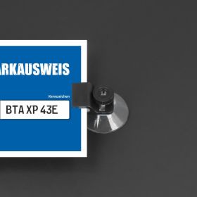 Parkausweishalter Parkkartenhalter liegend mit Ausweis auf dunklem Untergrund