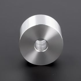 Distanzscheibe M8 | M10 | Distanzrohr Edelstahl Ø 30x20mm gedreht liegend auf dunklem Untergrund