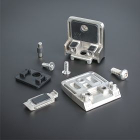 Glasklemme 52x52mm Edelstahl + Sicherung Lieferumfang auf dunklem Untergrund