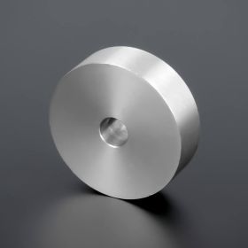 Distanzscheibe M10 Distanzring Edelstahl Ø50mm stehend gedreht auf dunklem Untergrund