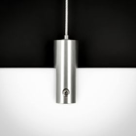 Schildaufhängung Edelstahl Unterteil mit geklemmter Platte vor schwarzen Hintergrund