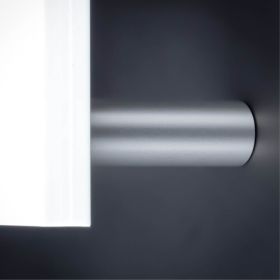 Buchstabenbefestigung + Gewinde Edelstahl Ø13x40mm mit weißem Schild an dunkler Wand