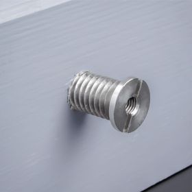 Einschraubmutter Edelstahl M5 montiert in Holz 