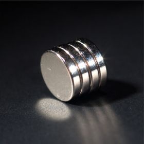 Scheiben-Magnete Neodym N42 Ø15 mm mehrere Stück auf dunklem Untergrund
