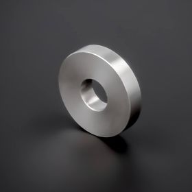 Distanzhülse M8 | M10 Distanzhalter Edelstahl Ø 25mm stehend gedreht auf dunklem Untegrund