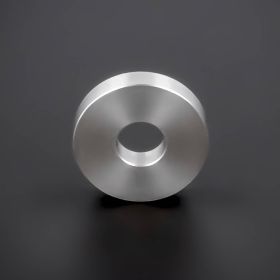 Distanzhülse M8 | M10 Distanzhalter Edelstahl Ø 25mm stehend frontal auf dunklem Untegrund