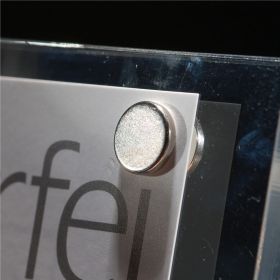 Scheiben-Magnet Neodym N35 Ø 10 mm Montagebeispiel Schild