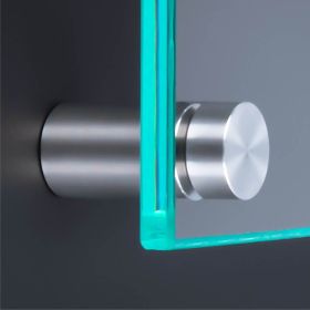 Schilderbefestigung Edelstahl V2A Ø18x20mm montiert an dunkler Wand mit Glasscheibe