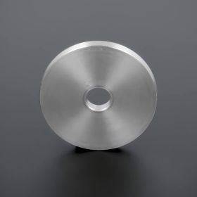 Distanzscheibe M10 Distanzhalter Edelstahl Ronde Ø50mm gedreht  stehend auf dunklem Untergrund