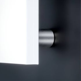 Schilderhalter Edelstahl Ø13x20mm Logobefestigung montiert mit weißer Platte an dunkler Wand