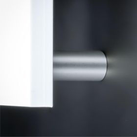 Distanzhalter verdeckte Montage Ø13x30mm montiert mit weißer Platte an dunkler Wand