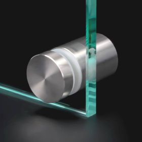 Unterlegscheibe POM Kunststoff montiert in einem Abstandshalter mit einer Glasscheibe im Klemmbereich auf dunklem Untergrund