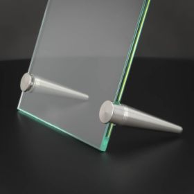 Bild | Foto Aufsteller Edelstahl für Glas Plexiglas zweimal montiert mit Scheibe auf dunklem Untergrund