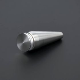 Tischaufsteller Platten mit Bohrung Edelstahl liegend auf dunklem Untergrund