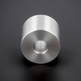 Distanzrohr M8 | M10 Abstandhalter Edelstahl Ø25mm gedreht liegend auf dunklem Untergrund