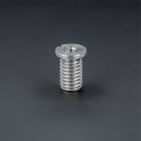 Einschraubmutter Edelstahl M5 stehend auf dunklem Untergrund