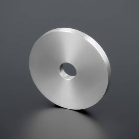 Distanzscheibe M10 Distanzhalter Edelstahl Ronde Ø50mm stehend auf dunklem Untergrund