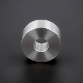 Distanzhülse M8 | M10 Distanzrohr Edelstahl Ø25mm gedreht stehend auf dunklem Untergrund