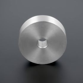 Distanzscheibe M10 Distanzring Edelstahl Ø50mm stehend auf dunklem Untergrund